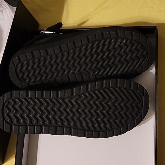 Madden Girl Black Platform Clogs Size 7 NWB Suede - Picture 3 of 7